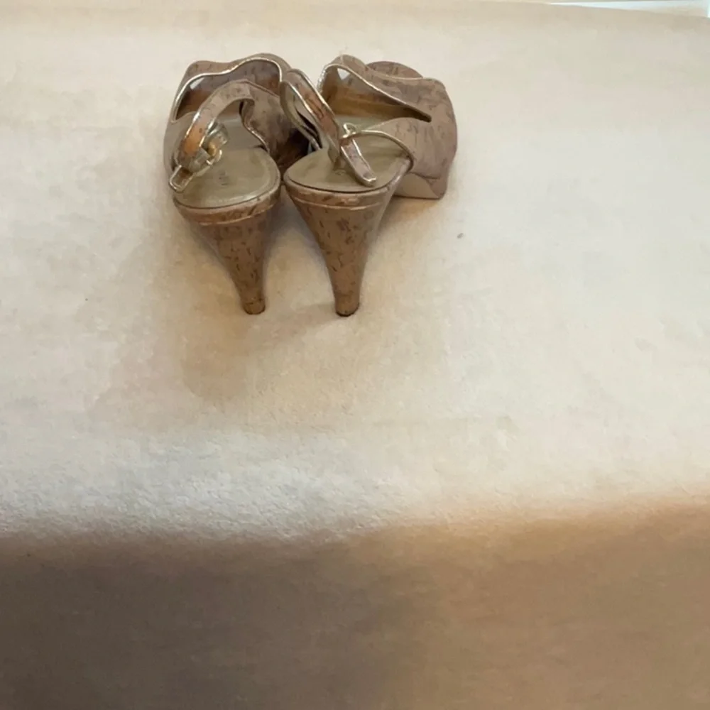 FIONI Clothing Tan and Gold Heels Slingback